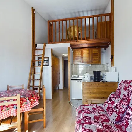 Mezzanine Avec Balcon Expose Sud, Pieds Des Pistes, Proche Commerces Et Garderie - Fr-1-398-563